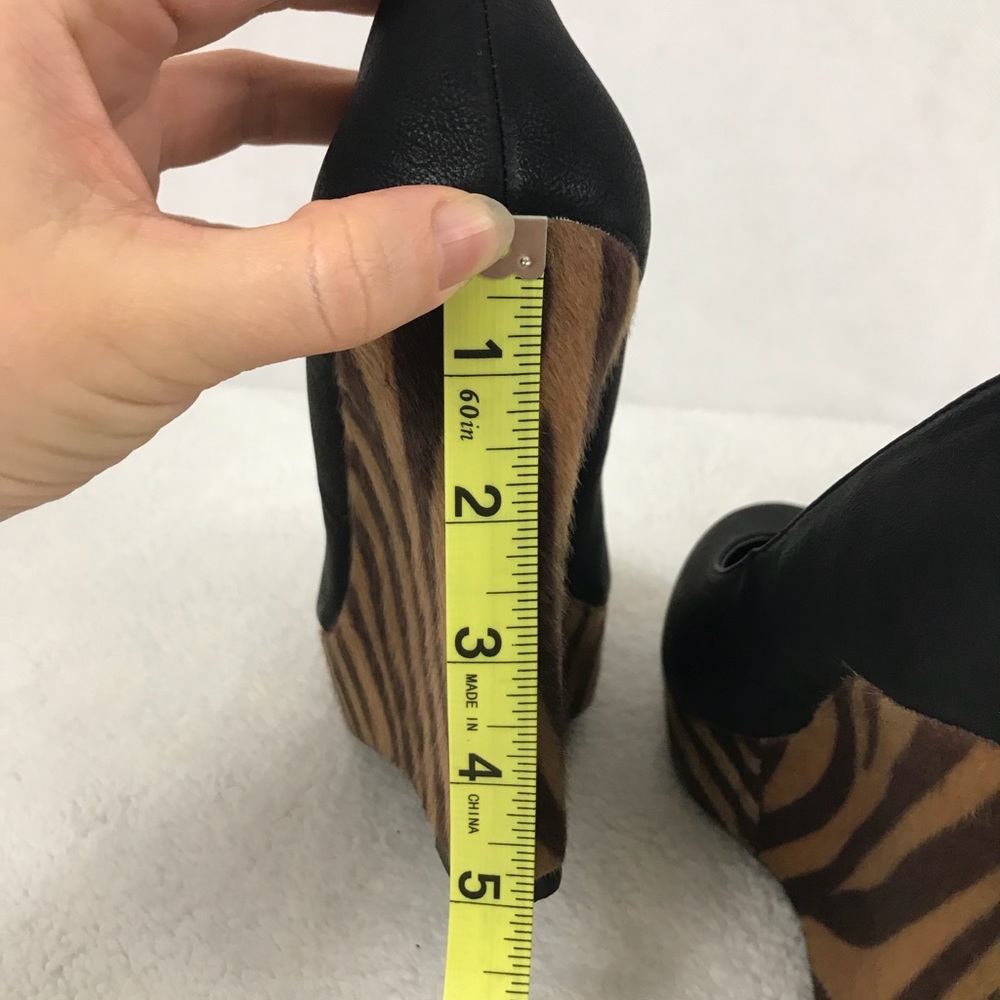 Fahrenheit Animal Print Rounded Toe Wedge - Picture 7 of 7